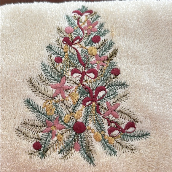Macy’s Accents by Home Innovations Christmas fancy guest bath and hand towel set - Picture 2 of 5